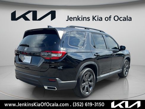 Used 2025 Honda Pilot Sport image 3