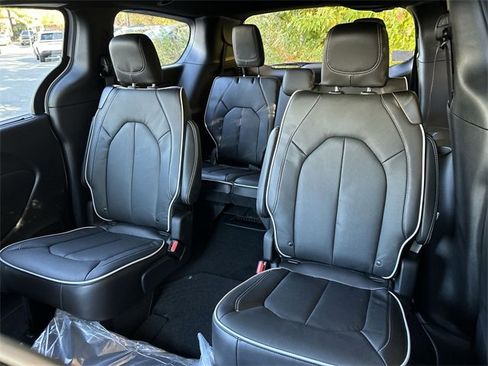New 2026 Chrysler Pacifica Limited w/ S Appearance Package image 13