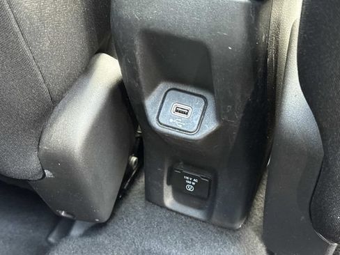 Used 2020 Jeep Renegade Latitude w/ UConnect 8.4 Nav Group AWD/4WD image 12