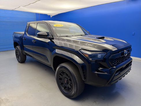 Used 2024 Toyota Tacoma TRD Sport w/ TRD Sport Upgrade Package AWD/4WD image 2