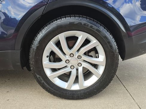 Used 2018 Land Rover Discovery HSE image 16