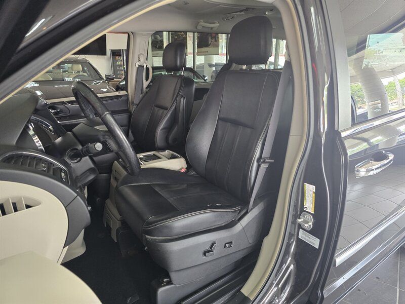 Used 2015 Chrysler Town & Country Touring w/ Driver Convenience Group FWD image 9