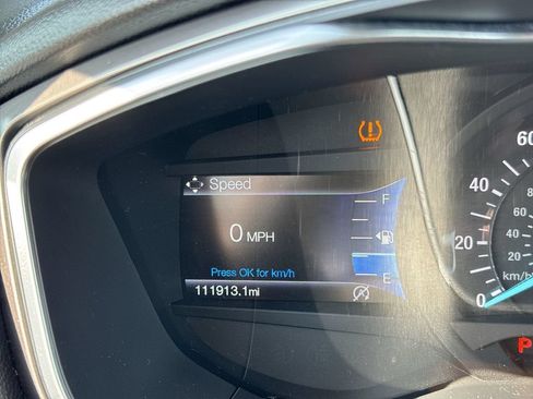 Used 2017 Ford Fusion SE w/ Fusion SE Technology Package FWD image 13