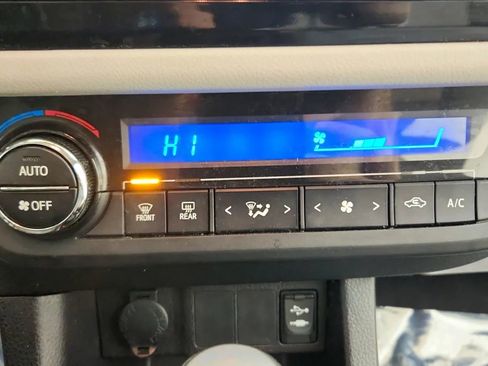 Used 2015 Toyota Corolla LE image 30