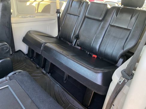 Used 2014 Chrysler Town & Country Touring-L w/ Driver Convenience Group image 7