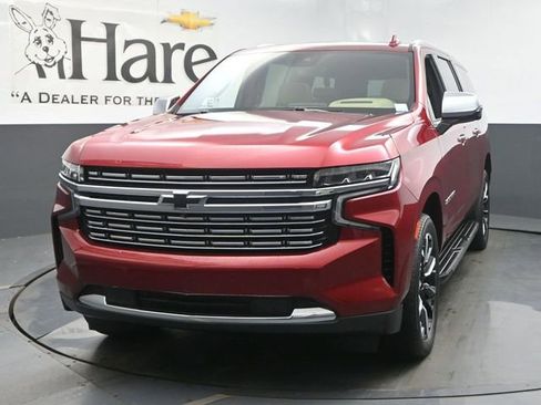 Used 2023 Chevrolet Suburban Premier w/ Premium Package AWD/4WD image 7
