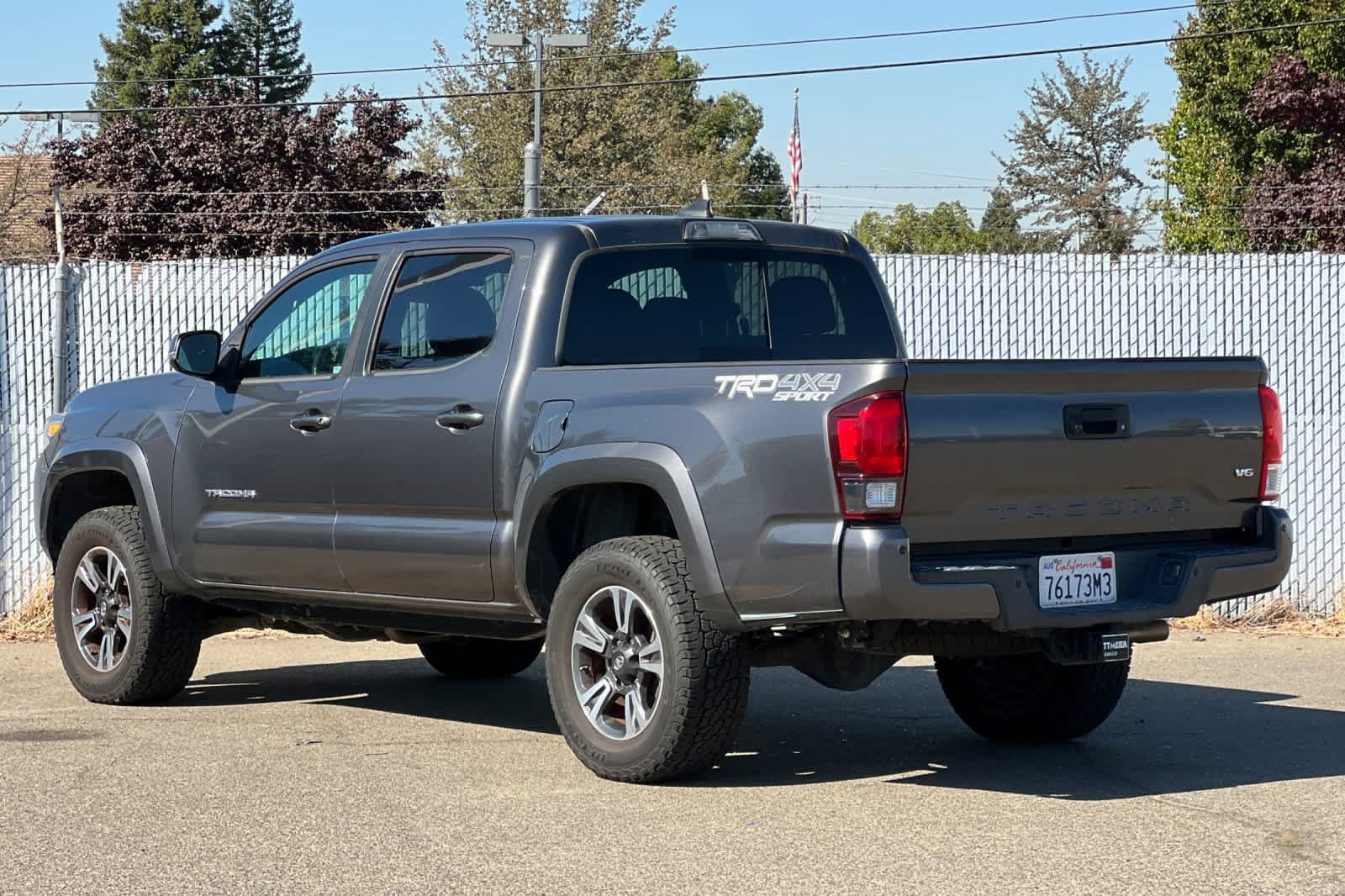 Used 2018 Toyota Tacoma TRD Sport w/ Technology Package AWD/4WD image 5