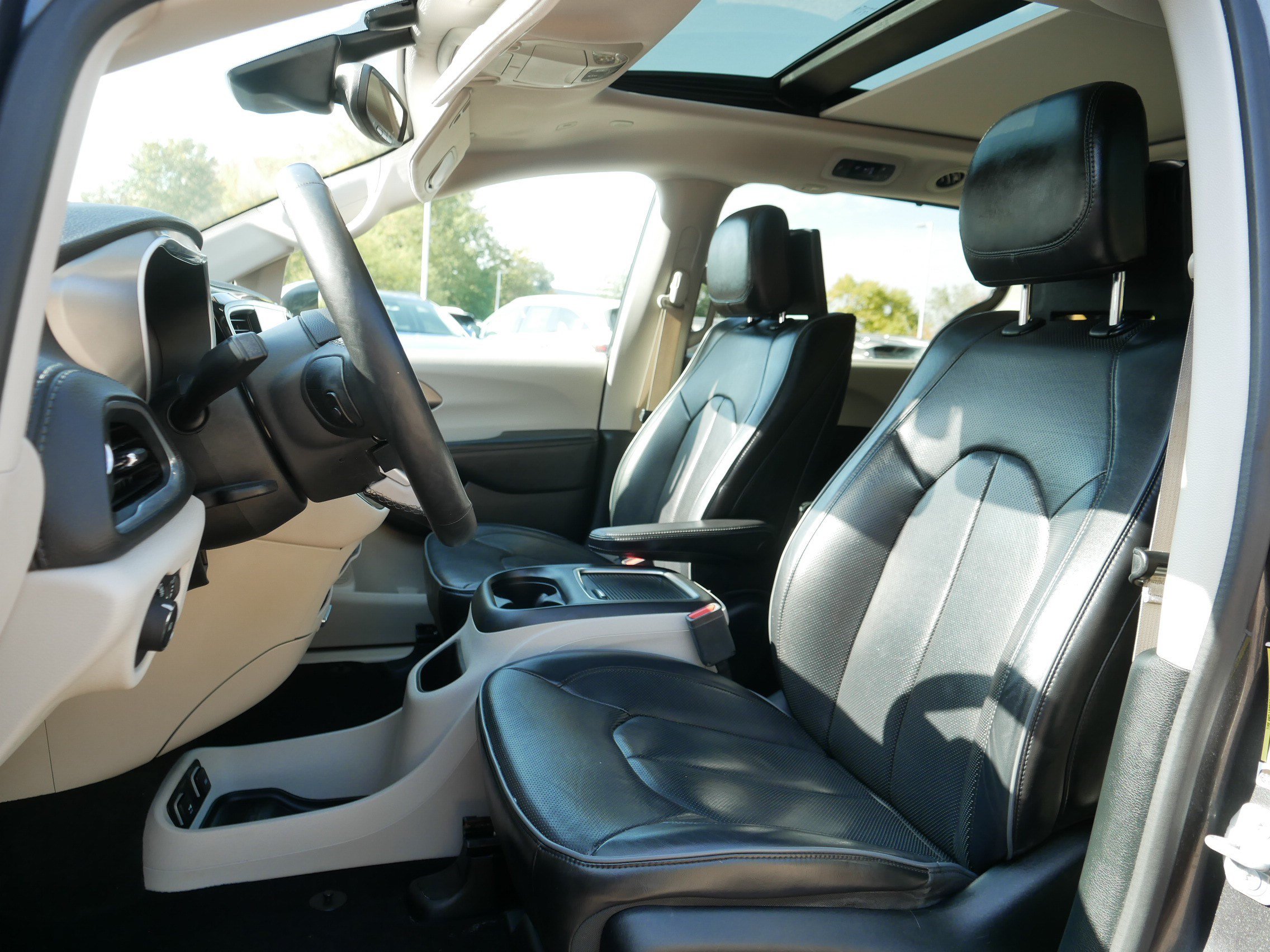 Used 2018 Chrysler Pacifica Limited w/ Advanced Safetytec Group FWD image 34