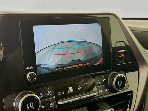 Used 2023 Toyota Highlander LE FWD image 15