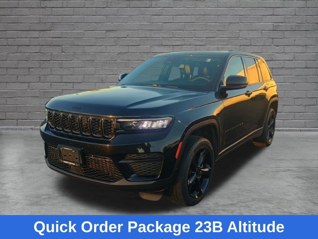 Used 2023 Jeep Grand Cherokee Altitude AWD/4WD image 4