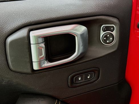 Used 2025 Jeep Wrangler Unlimited Sahara image 19