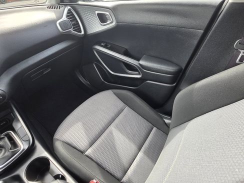 Used 2025 Kia Soul LX w/ LX Technology Package FWD image 14