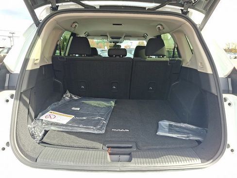 Certified 2025 Nissan Rogue SV image 27