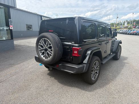 Used 2023 Jeep Wrangler Unlimited Sahara w/ Cold Weather Group AWD/4WD image 6