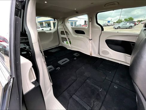 Used 2023 Chrysler Pacifica Touring-L FWD image 24