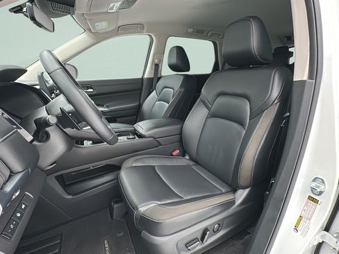 Used 2024 Nissan Pathfinder SL AWD/4WD image 14