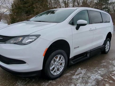 Used 2023 Chrysler Voyager LX image 2