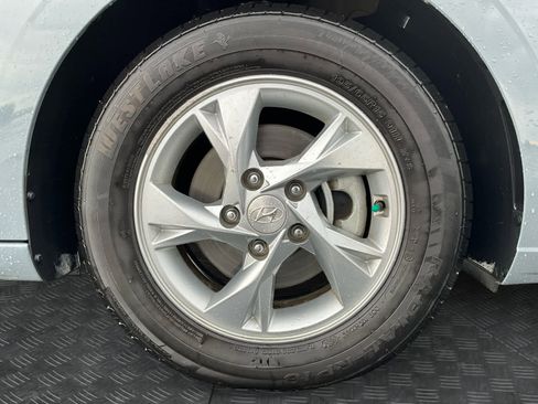 Used 2022 Hyundai Elantra SE FWD image 12