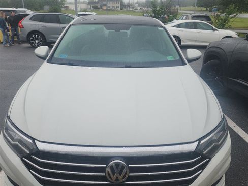 Used 2021 Volkswagen Jetta SE FWD image 1