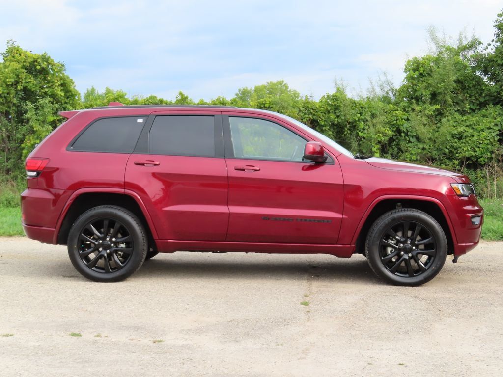 Used 2022 Jeep Grand Cherokee Laredo X AWD/4WD image 2