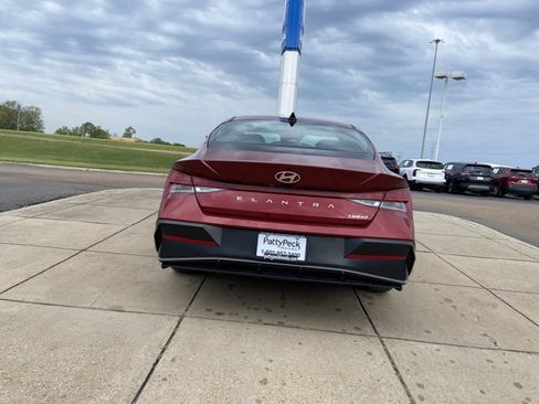 Used 2025 Hyundai Elantra Limited FWD image 10