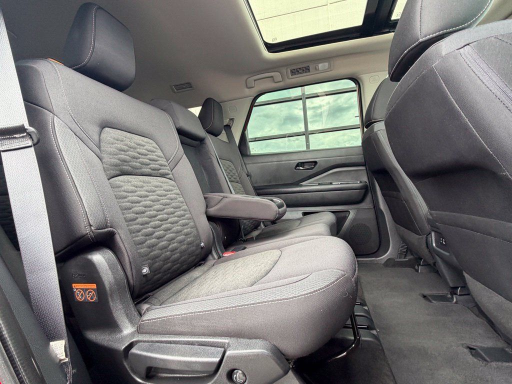 Used 2024 Nissan Pathfinder SV AWD/4WD image 22