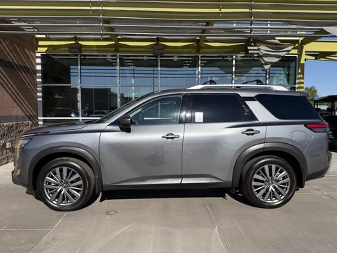 Used 2025 Nissan Pathfinder SL w/ SL Premium Package FWD image 7
