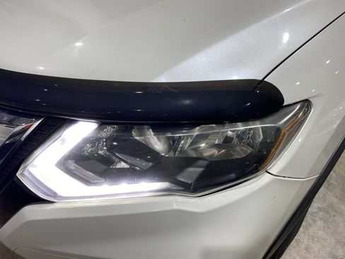 Used 2018 Nissan Rogue SV w/ Premium Package FWD image 19