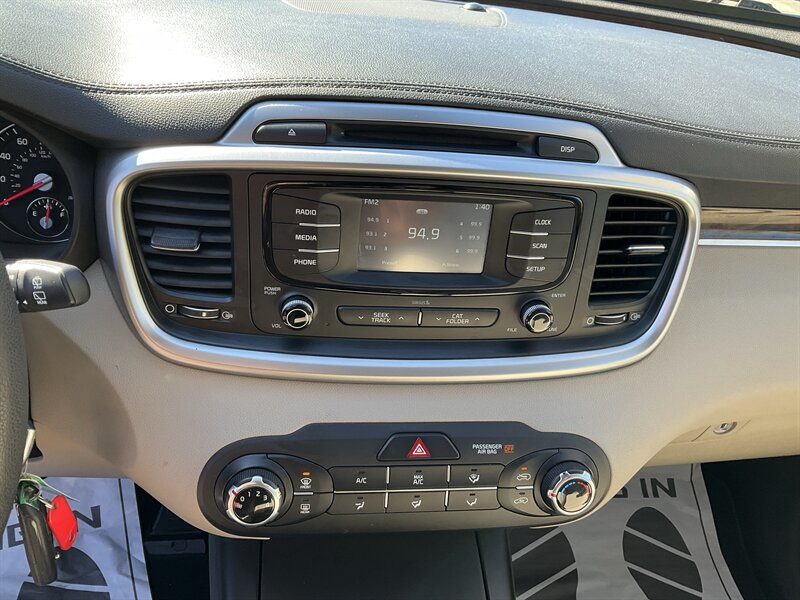 Used 2017 Kia Sorento AWD image 25