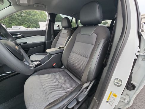 Used 2025 Chevrolet Trax LT FWD image 18