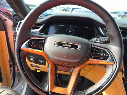 Used 2025 Jeep Grand Cherokee Summit AWD/4WD image 4