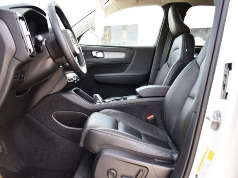 Certified 2025 Volvo XC40 B5 Plus image 10