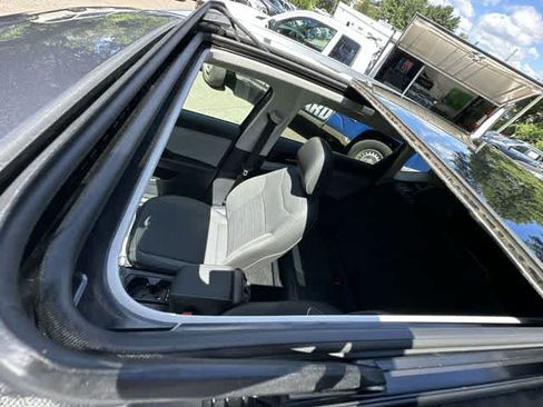 Used 2023 Volkswagen Taos SE w/ Panoramic Sunroof Package AWD/4WD image 6