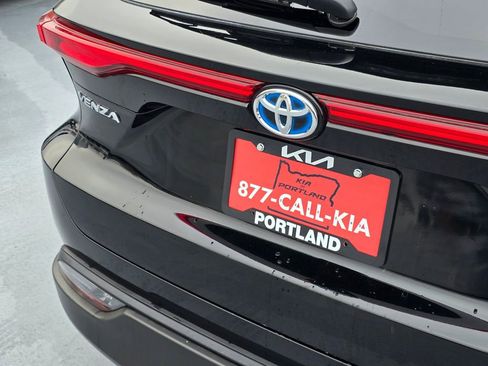 Used 2022 Toyota Venza LE image 16