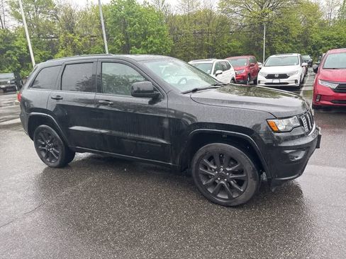 Used 2017 Jeep Grand Cherokee Altitude AWD/4WD image 6