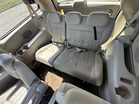 Used 2005 Chrysler Town & Country Touring w/ Leather Interior Group FWD image 24