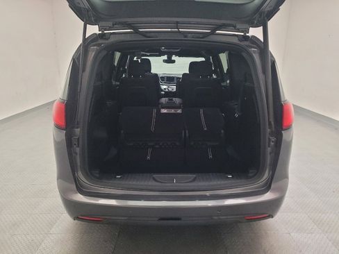 Used 2020 Chrysler Pacifica Touring w/ S Appearance Package FWD image 29