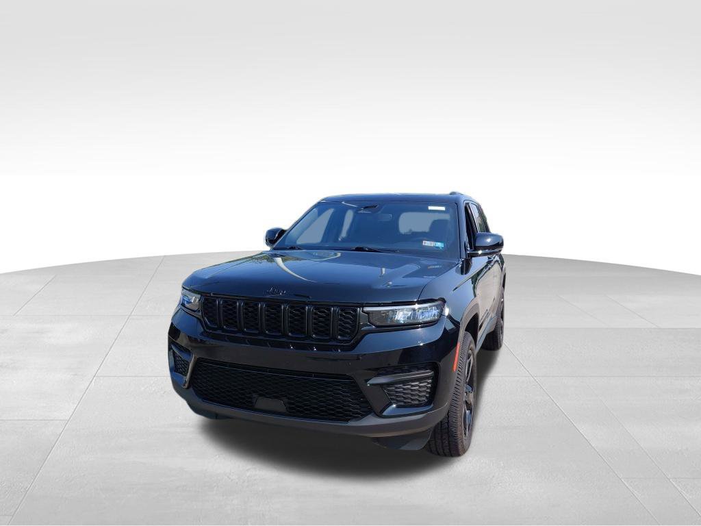 Used 2024 Jeep Grand Cherokee Altitude AWD/4WD image 2
