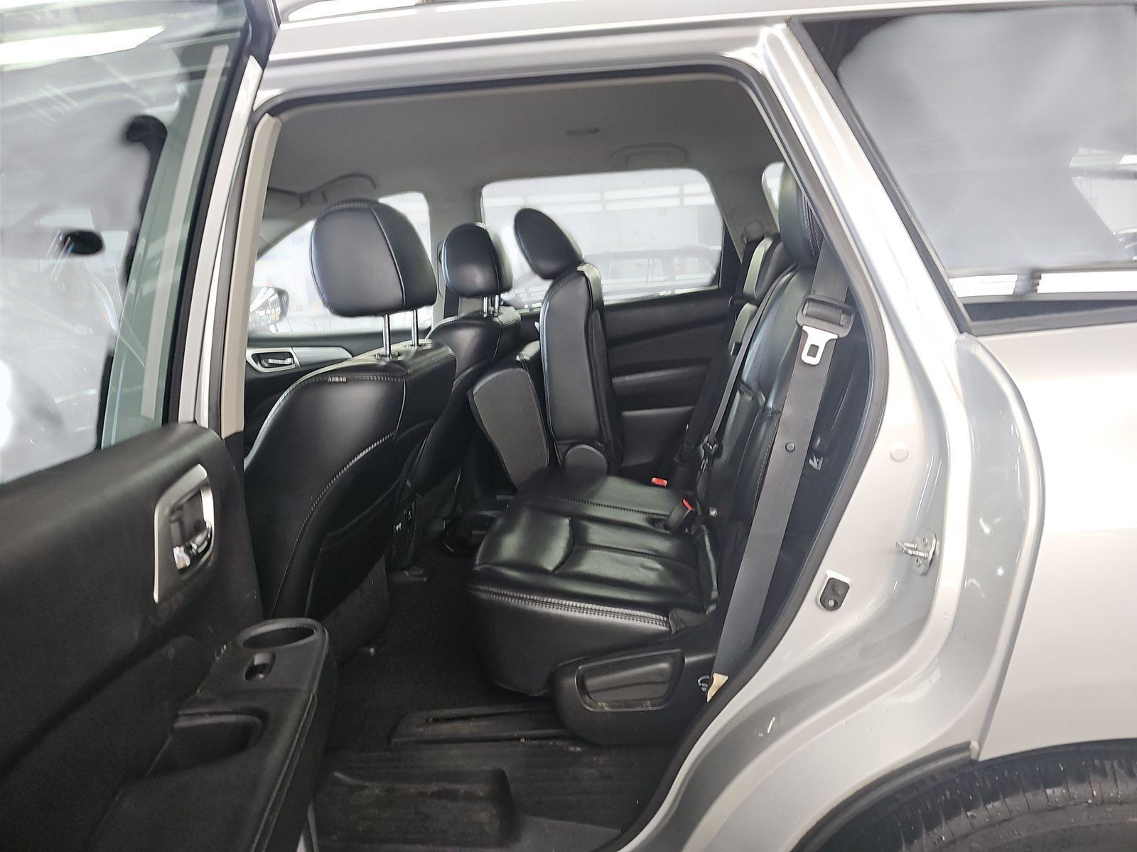 Used 2017 Nissan Pathfinder SL w/ SL Tech Package AWD/4WD image 9