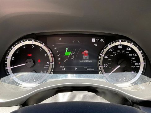 Used 2023 Toyota Highlander XLE FWD image 12