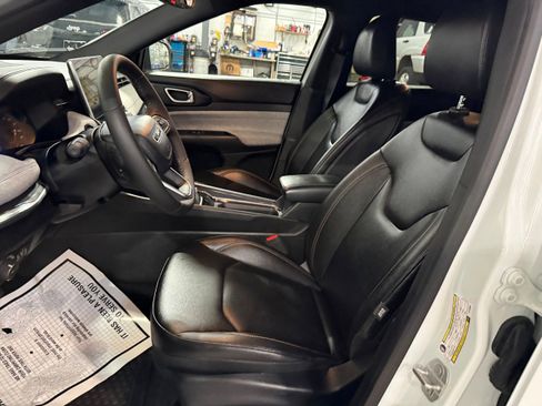 Used 2024 Jeep Compass Latitude image 31