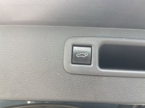 Used 2023 Toyota Highlander LE FWD image 32