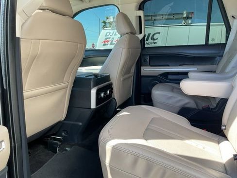 Used 2022 Ford Expedition Limited image 22