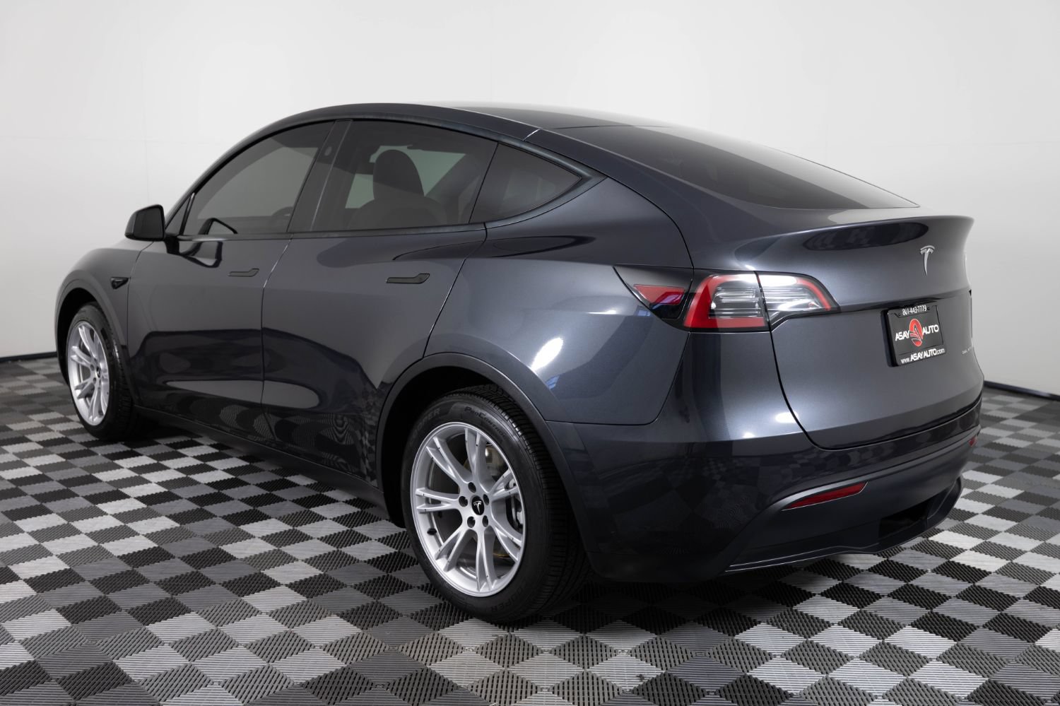 Used 2024 Tesla Model Y Long Range AWD/4WD image 5