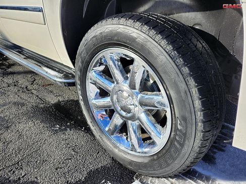 Used 2013 GMC Yukon XL Denali image 38