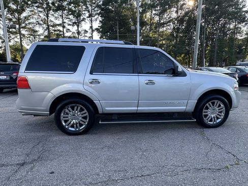 Used 2010 Lincoln Navigator 4WD image 4