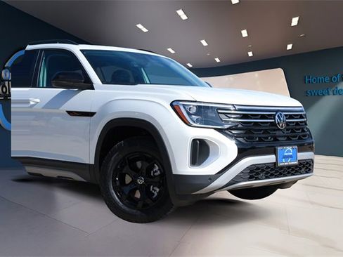 New 2026 Volkswagen Atlas Peak Edition image 2