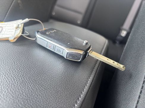 Used 2025 Kia Soul LX w/ LX Technology Package FWD image 21