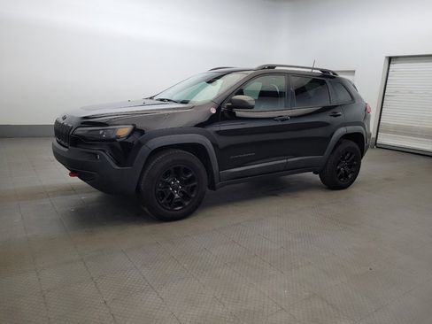 Used 2019 Jeep Cherokee Trailhawk w/ Comfort/Convenience Group AWD/4WD image 2