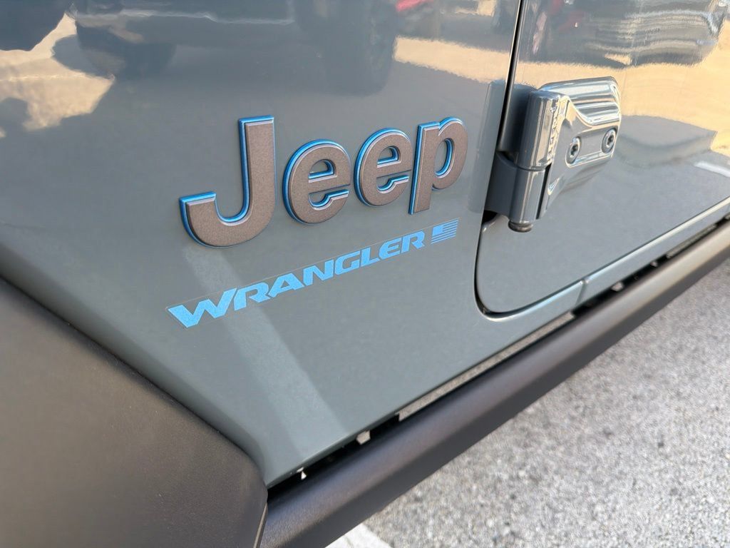 Used 2024 Jeep Wrangler Unlimited Rubicon 4xe w/ Technology Group AWD/4WD image 10